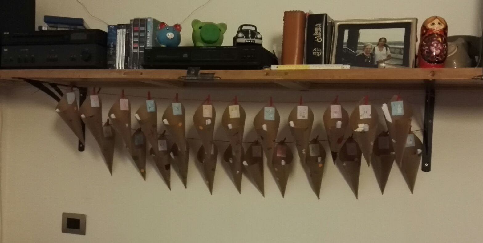 Icalendario avvento realizzato con coni di carta da pacco decorata